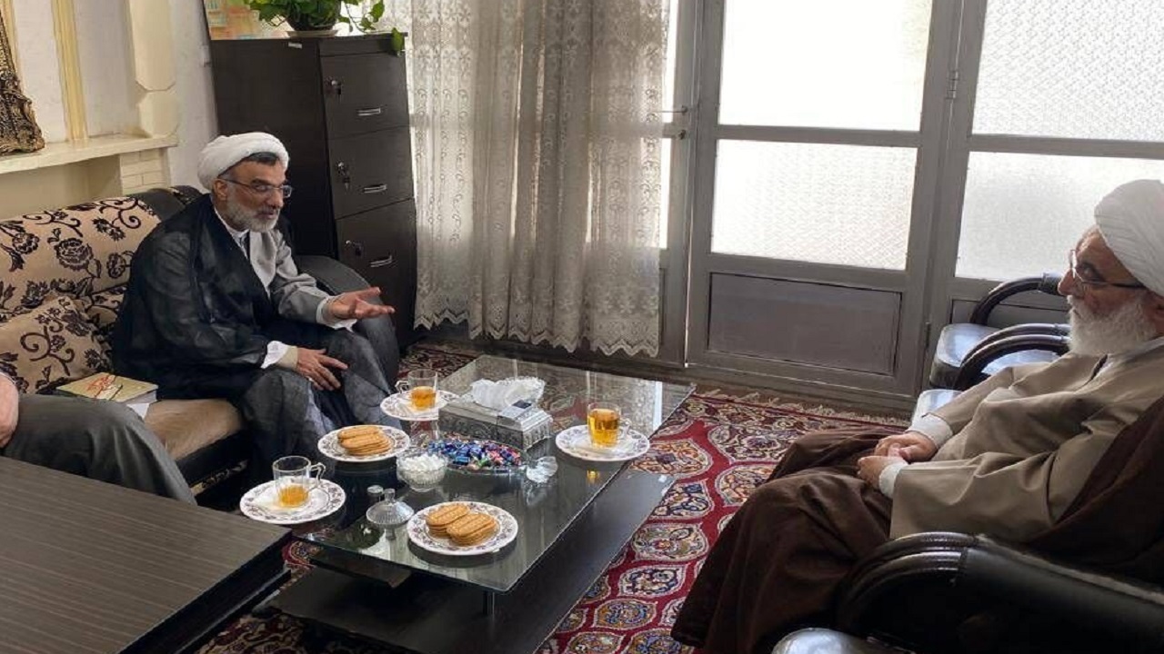 محور اصلی سیاست‌گذاری شورای انقلاب فرهنگی تعامل با دولت و نخبگان است
