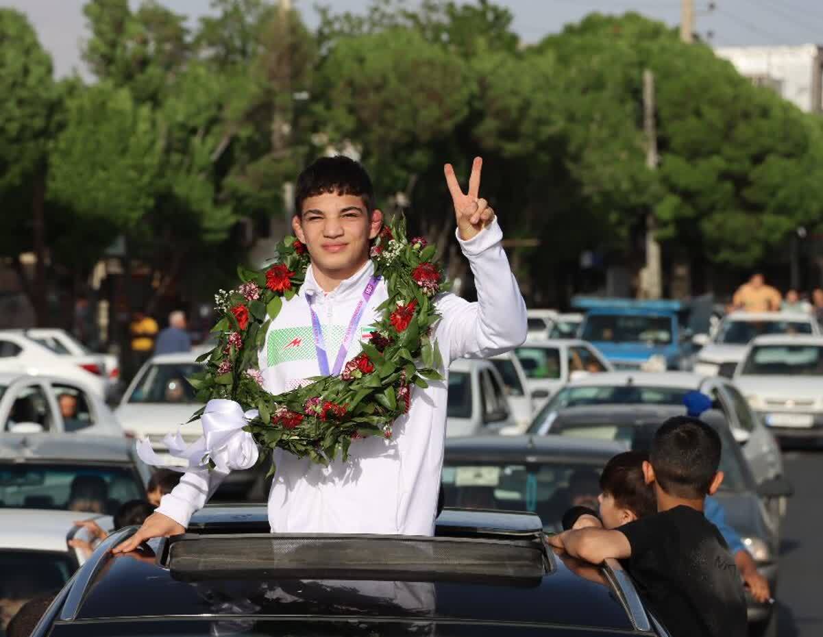 تصاویری از مراسم استقبال از قهرمان کشتی در ماهدشت