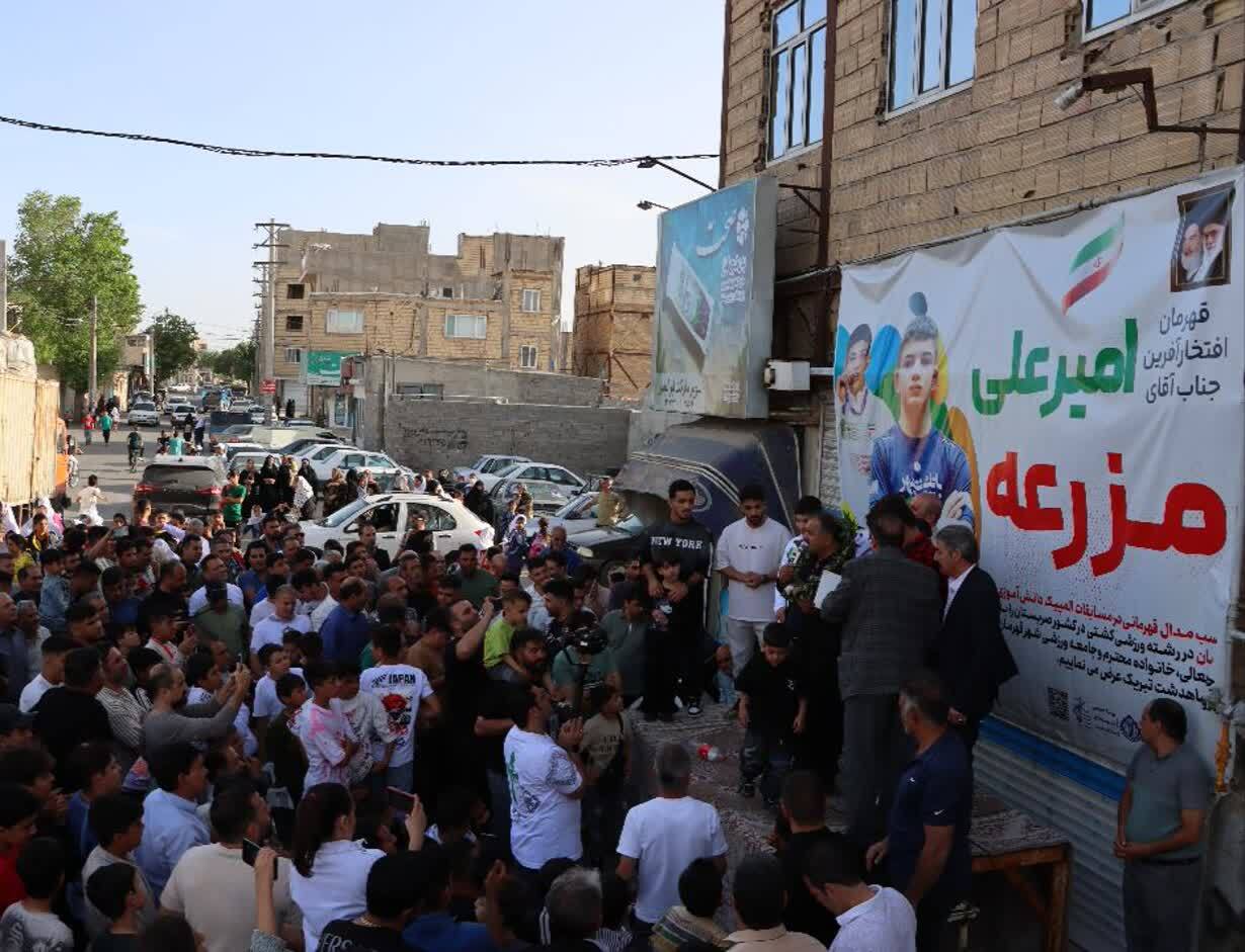 تصاویری از مراسم استقبال از قهرمان کشتی در ماهدشت