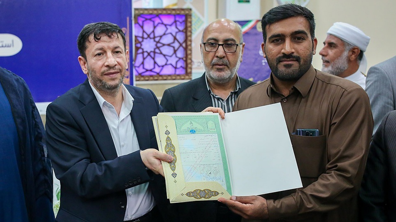 اهدای اسناد مالکیت ساکنین روستای سهمو شمالی بوشهر بعد از ۳۲ سال