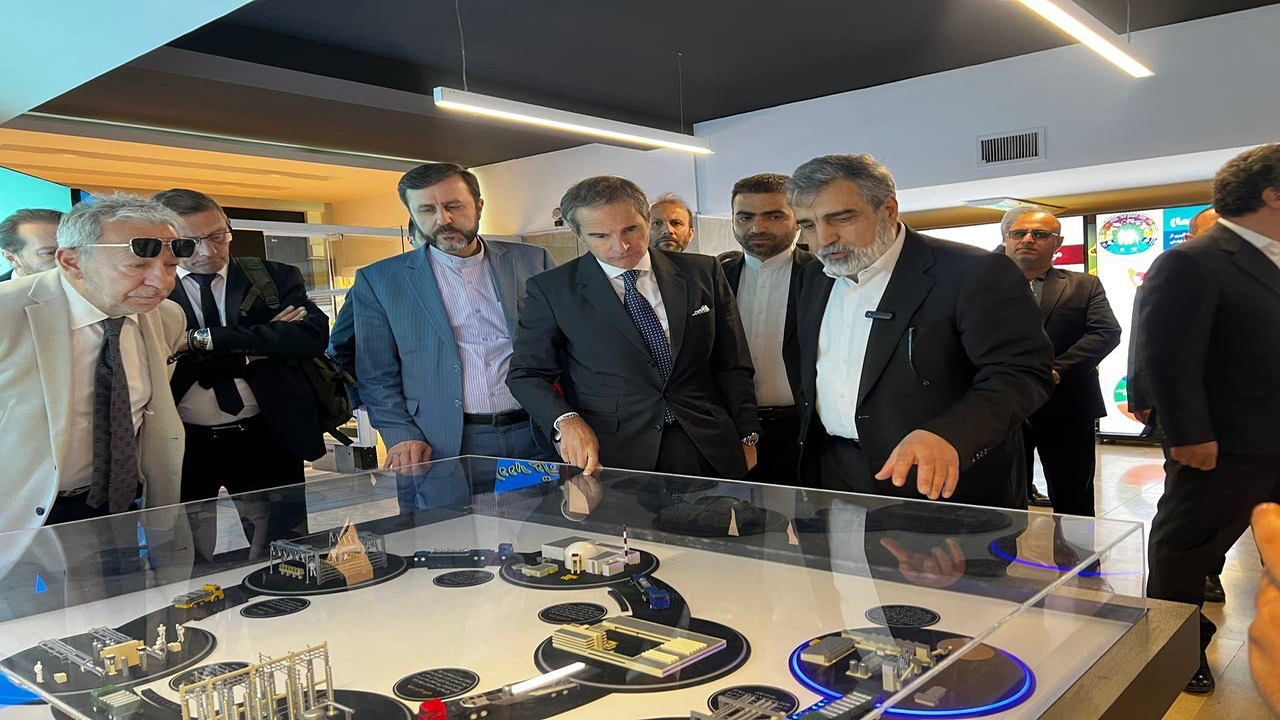گروسی از نمایشگاه «دستاورد‌های صنعت هسته‌ای» بازدید کرد
