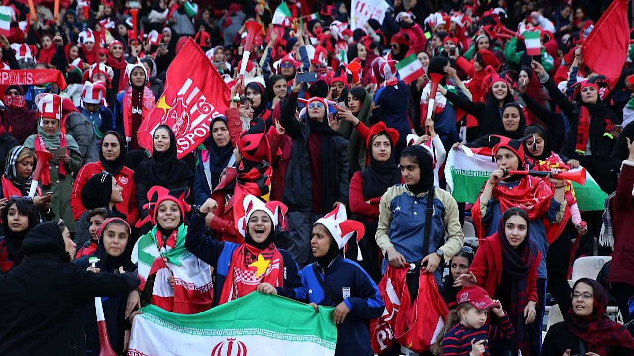 حال و هوای زنانه ورزشگاه آزادی پیش از آغاز بازی پرسپولیس - سپاهان