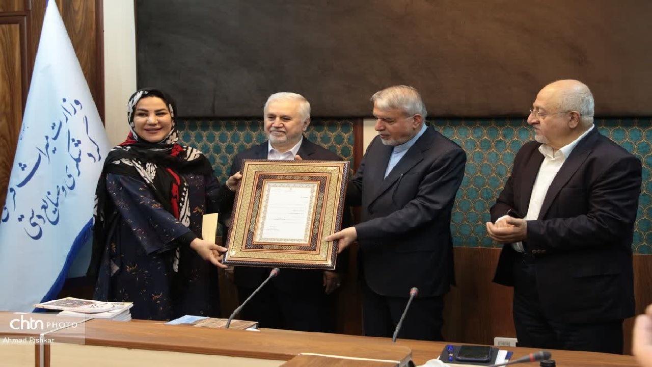 از بانوی کنش‌گر لرستانی تجلیل شد