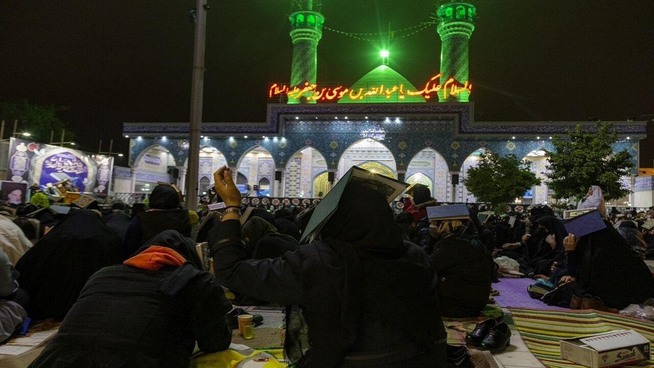 نجوای عاشقانه بندگان با معبود در دل شب؛ گلستان غرق در نور و مناجات شب قدر