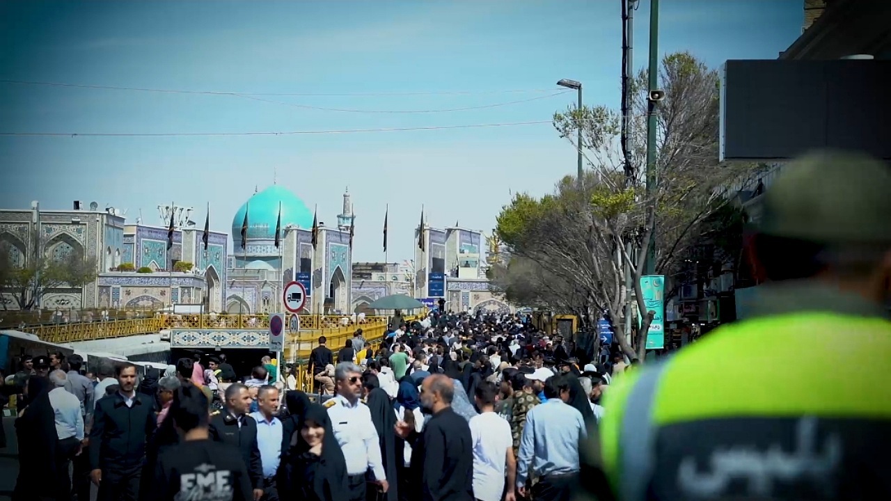 زائران امام رضا (ع) در لحظه تحویل سال چه دعایی کردند؟ + فیلم