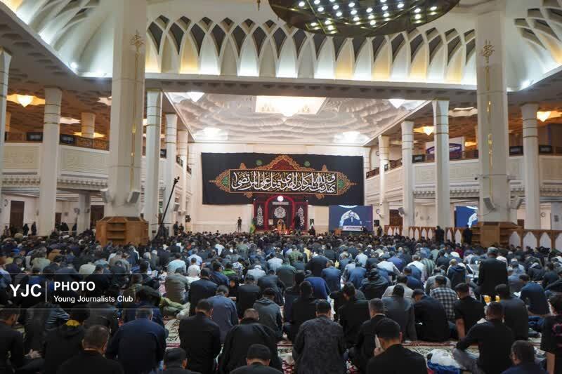 شب زنده‌داری زائران با زمزمه «الغوث، الغوث» در حرم شاهچراغ (ع) + فیلم
