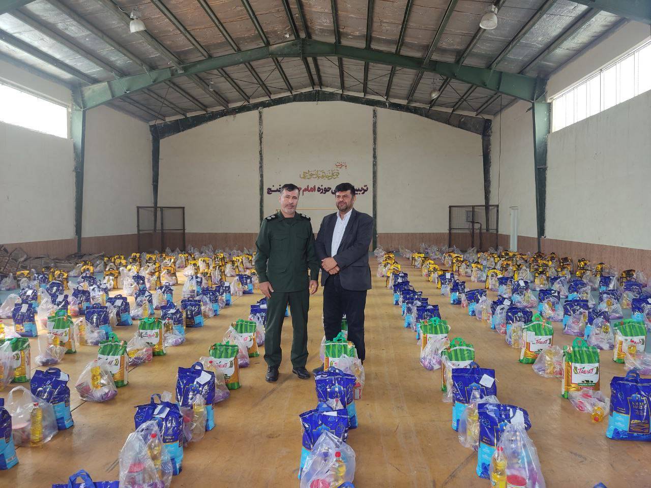 رنگین شدن سفره نیازمندان خنج با توزیع بسته های معیشتی