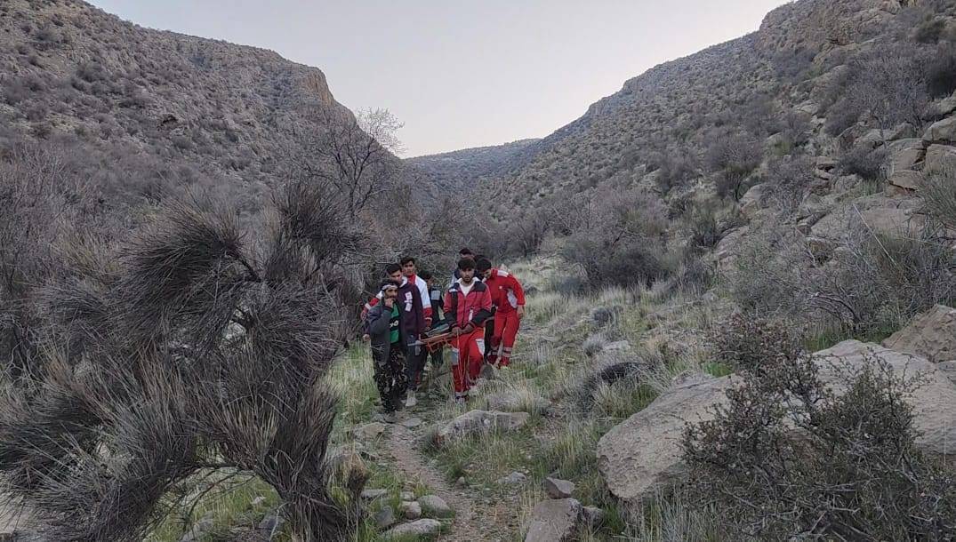 انتقال پیکر بی جان فرد ۵۰ ساله از ارتفاعات کوه‌های ارسنجان
