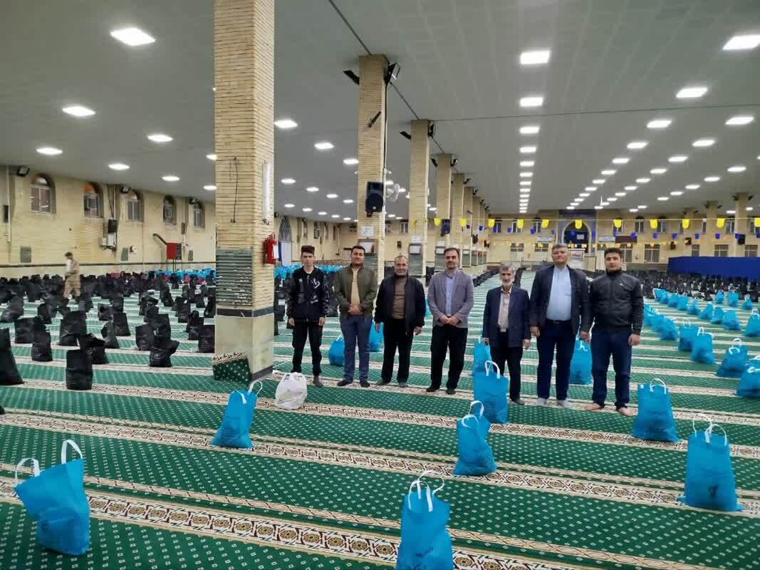 مهرورزی جهادگران خویی در توزیع بسته های معیشتی بین نیازمندان