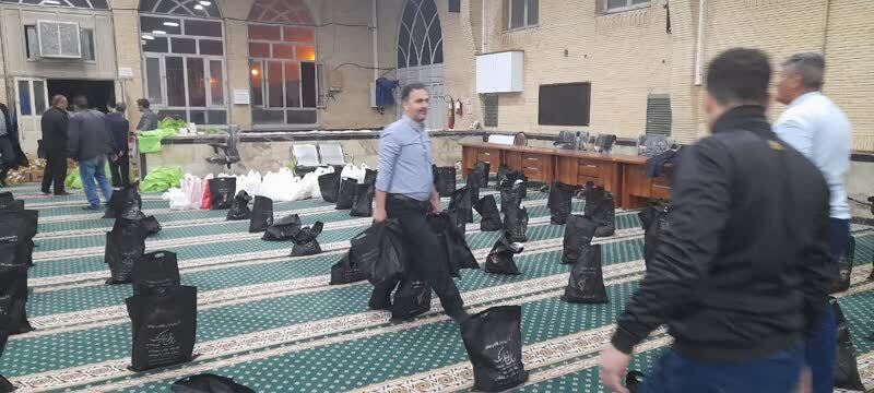 مهرورزی جهادگران خویی در توزیع بسته های معیشتی بین نیازمندان