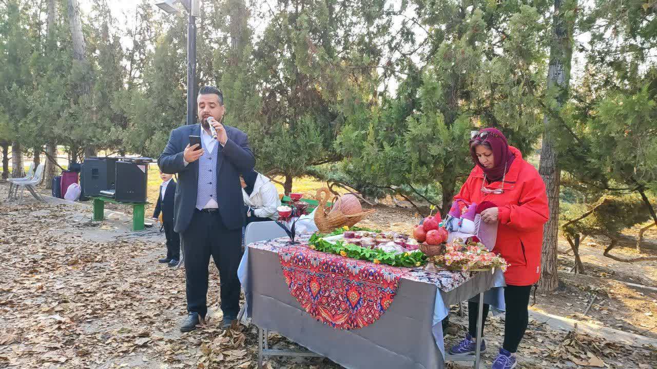 گوشه&zwnj;هایی از دورهمی یلدایی در بلوار پاییزی بوستان قصر تهران