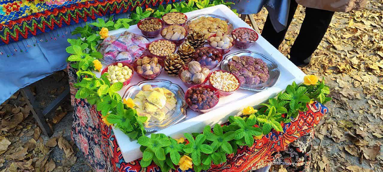 دورهمی یلدایی در بلوار پاییزی بوستان قصر تهران