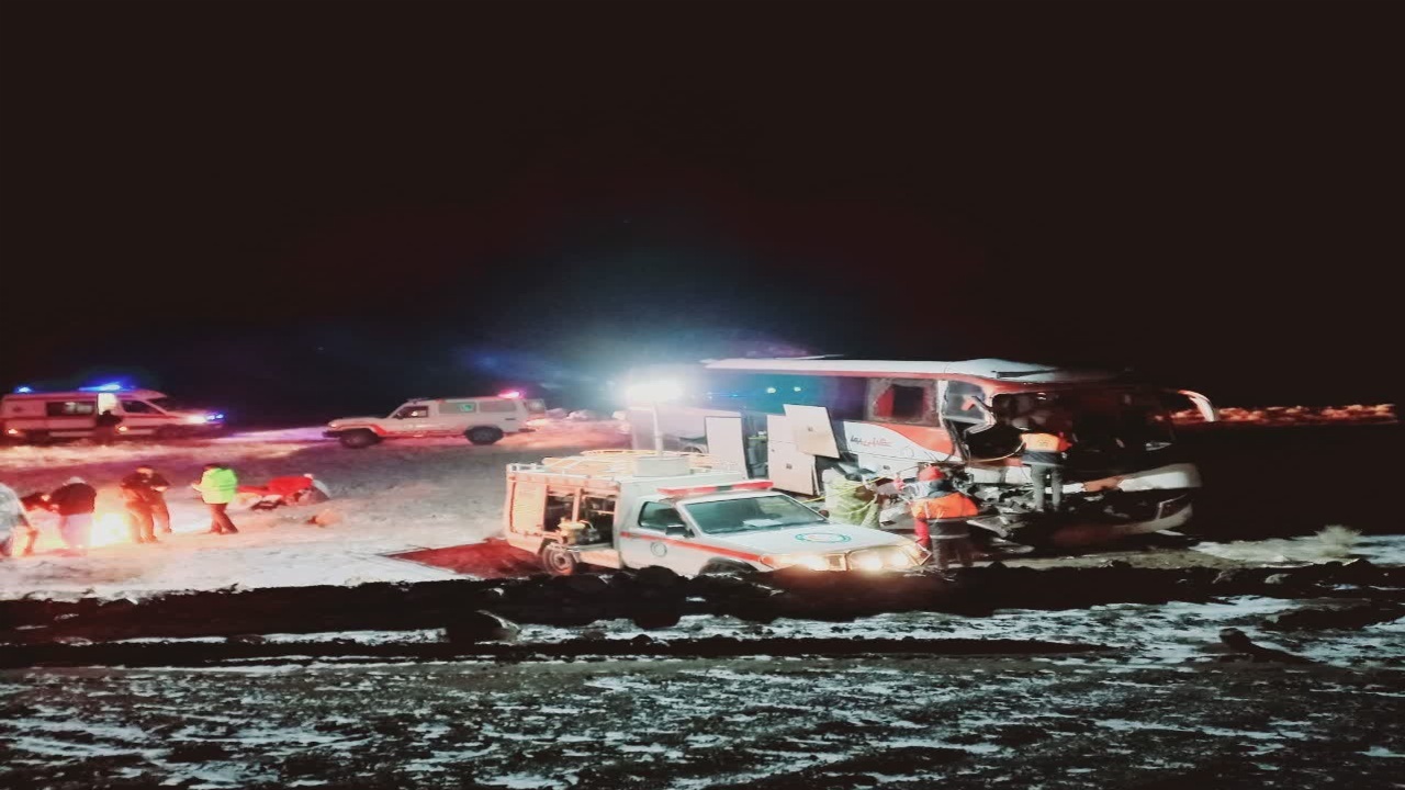 ۱۵ مصدوم در برخورد اتوبوس با کامیون در محور سربیشه_نهبندان