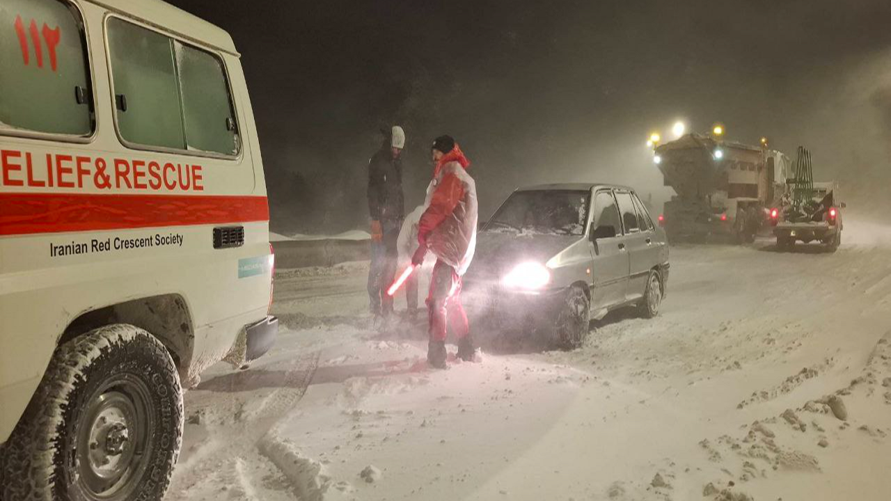 امدادرسانی هلال احمر به ۲۰۰ گرفتار برف در خوش‌ییلاق/ نجات دو معلم رامیانی گرفتار در برف جاده کوهستانی