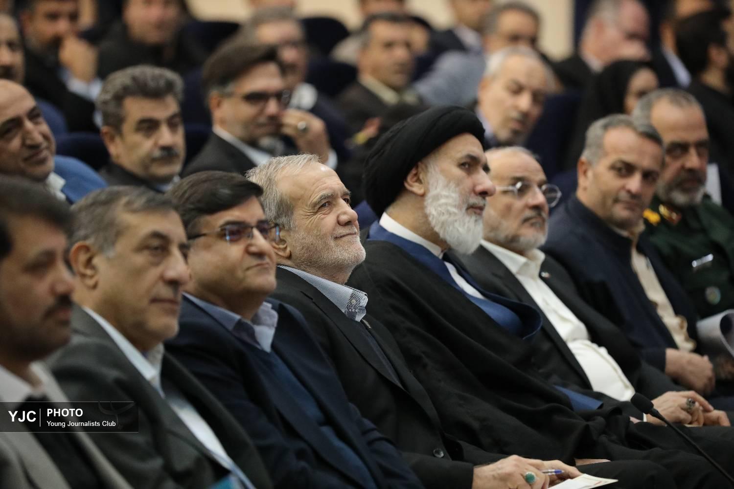 نشست رئیس جمهور با فعالان سیاسی و اجتماعی چهارمحال و بختیاری