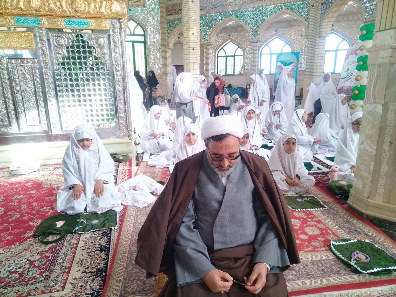 جشن تکلیف ۱۰۶ دانش آموز کلاس سومی در امامزاده سیدهاشم شهر انابد