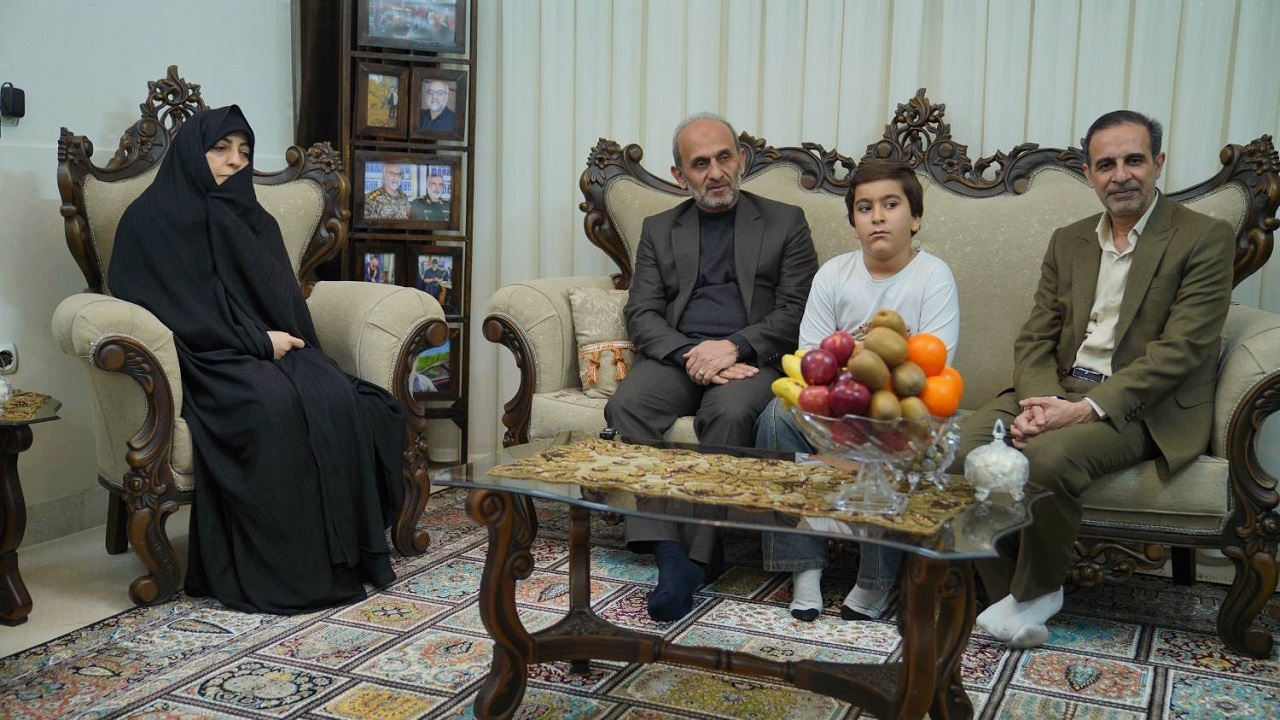دیدار و تجلیل رئیس رسانه ملی از خانواده معزز شهید اسماعیل شاکری