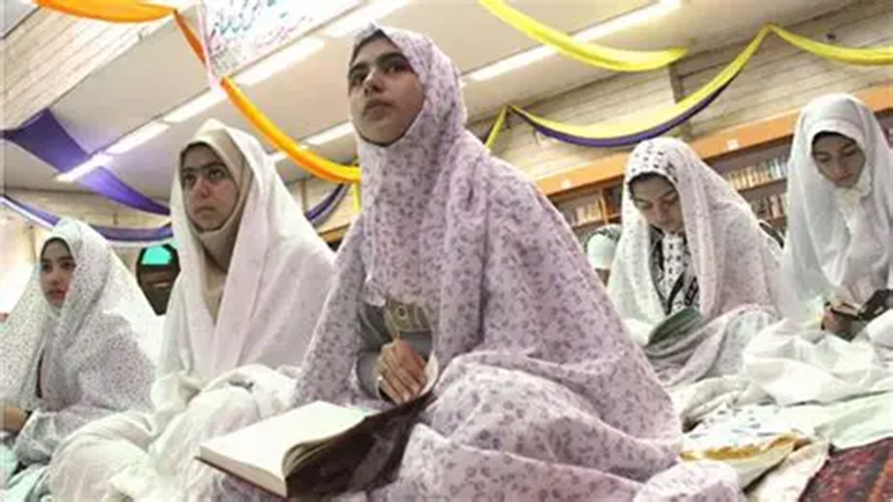 برگزاری مراسم اعتکاف دانش آموزی در اصفهان + فیلم