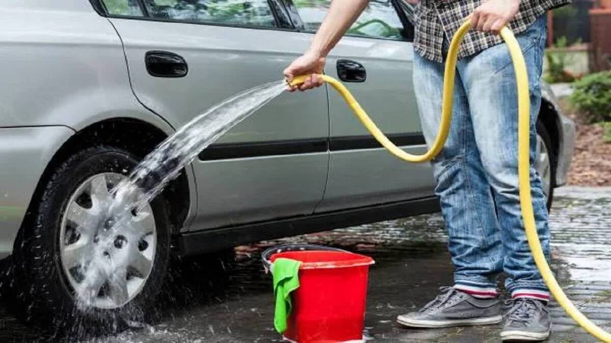 باشگاه خبرنگاران -شستشوی خودرو با شیلنگ، به طور میانگین ۳۰۰ لیتر آب شرب را هدر می‌دهد