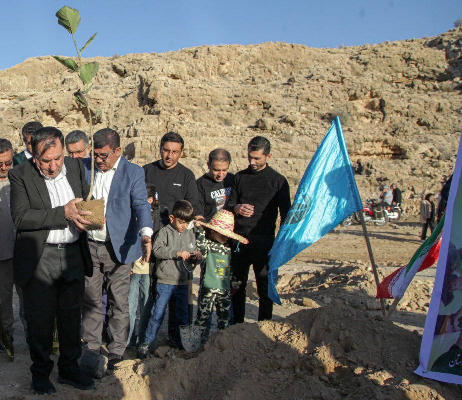 برگزاری مراسم درختکاری همزمان با روز پدر در خور + عکس