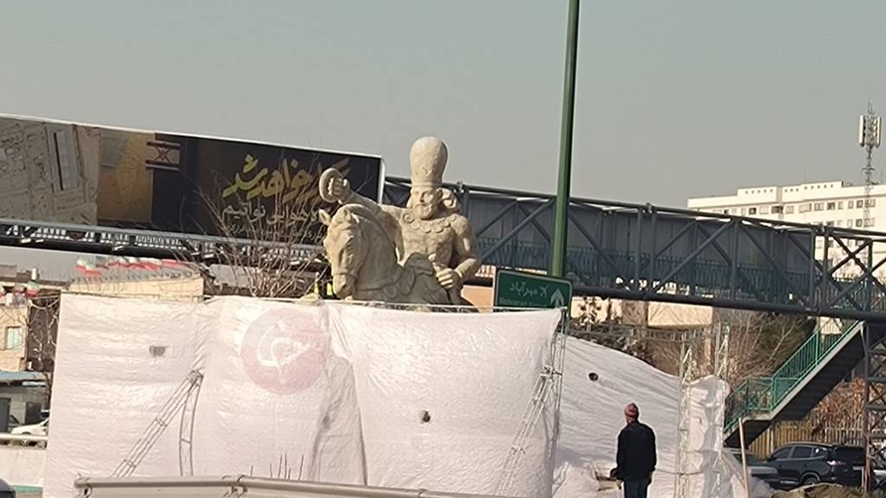 مجسمه والرین به فرودگاه مهرآباد رسید