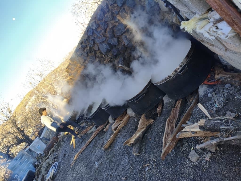 آیین &laquo;حلیم نذری&raquo; در روستای کبیر؛ از خاک تا دیگ، عشق امام حسین (ع) می&zwnj;جوشد