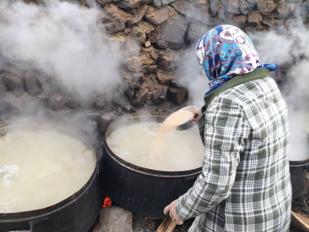 آیین &laquo;حلیم نذری&raquo; در روستای کبیر؛ از خاک تا دیگ، عشق امام حسین (ع) می&zwnj;جوشد