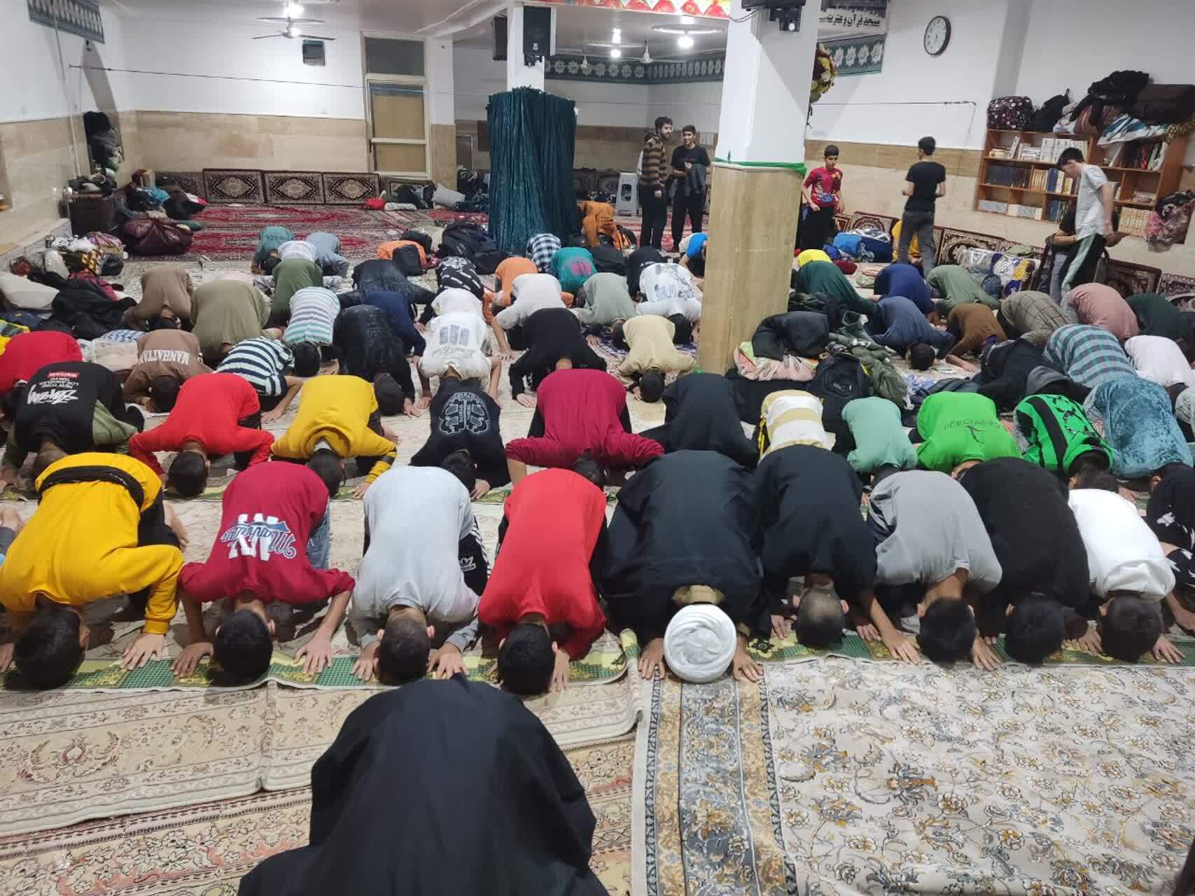 شور و حال دانش آموزان قمی در شب پایانی اعتکاف