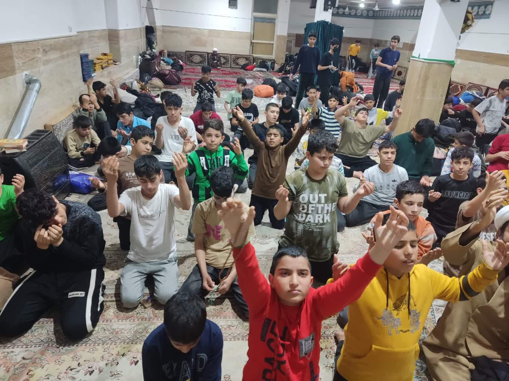 شور و حال دانش آموزان قمی در شب پایانی اعتکاف