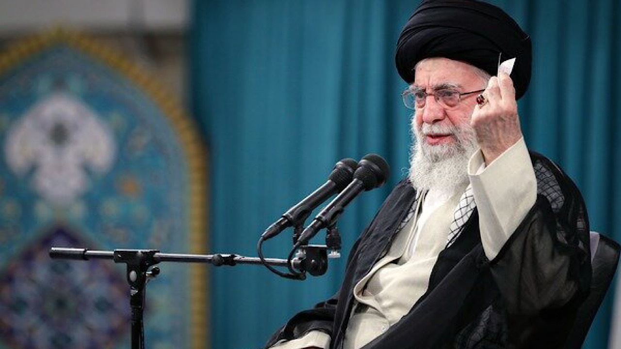 رهبر انقلاب: جمهوری اسلامی مقابل تخریبگران کوتاه نخواهد آمد