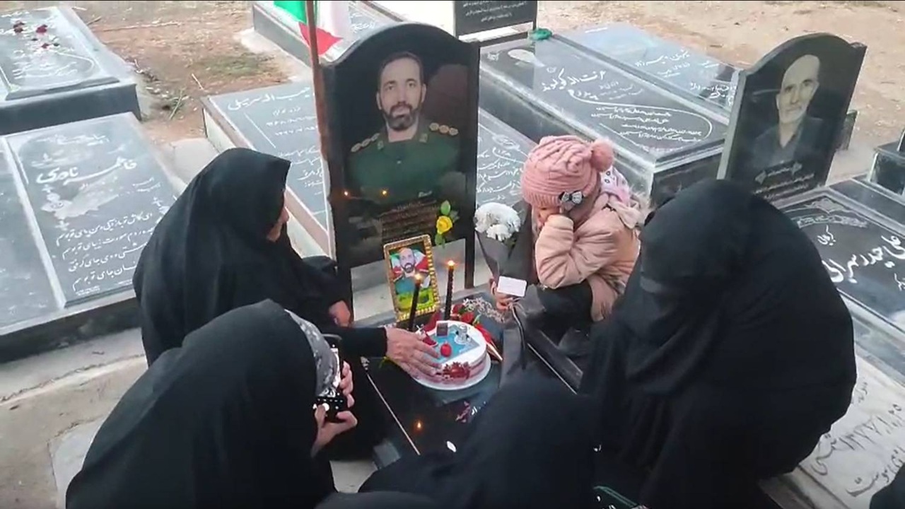 فیلمی از حضور خانوار شهید سهرابی بر سر مزارش به بهانه ۴۴ سال تولد