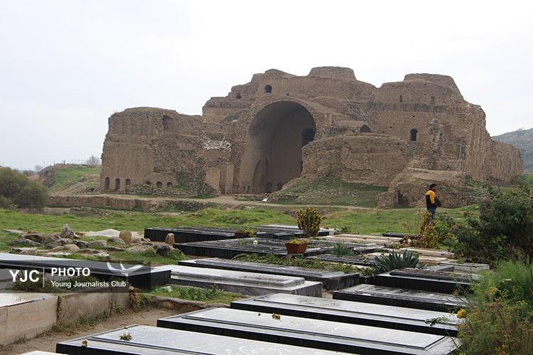 دفن اموات درون عرصه و محوطه کاخ اردشیر بابکان