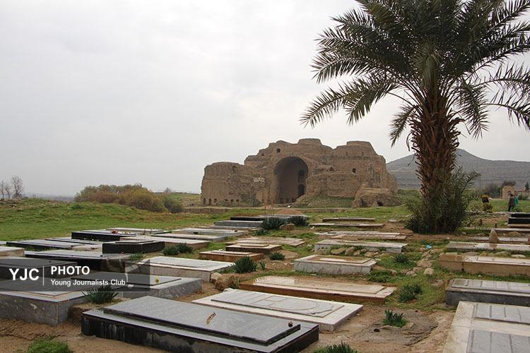 خاکسپاری اموات در عرصه و محوطه کاخ اردشیر بابکان