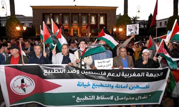 مغربی‌ها به دنبال خواست لغو عادی سازی پرچم رژیم اسرائیل را به آتش کشیدند