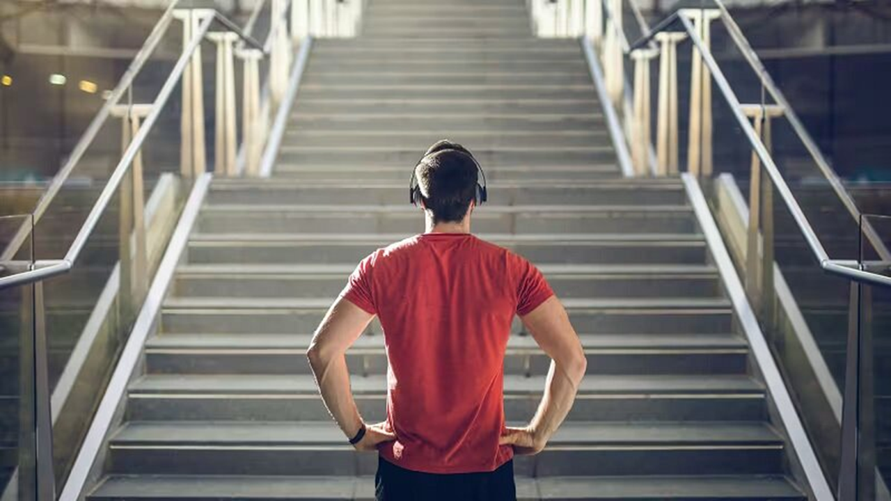 نفس‌نفس زدن بعد از بالا رفتن از پله‌ها؛ طبیعی است یا نشانه مشکل؟