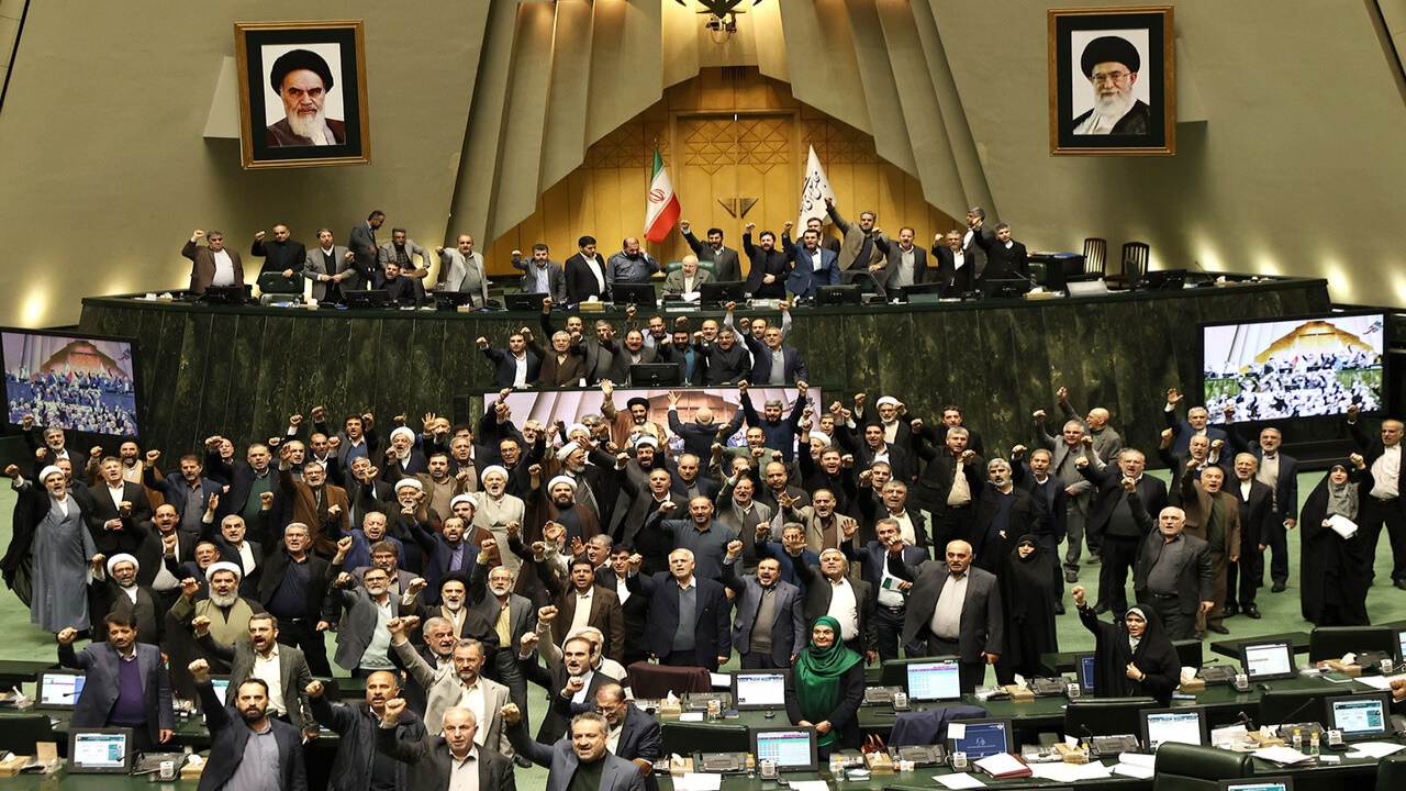 طنین‌انداز شدن شعار مرگ بر آمریکا و اسرائیل در صحن علنی مجلس