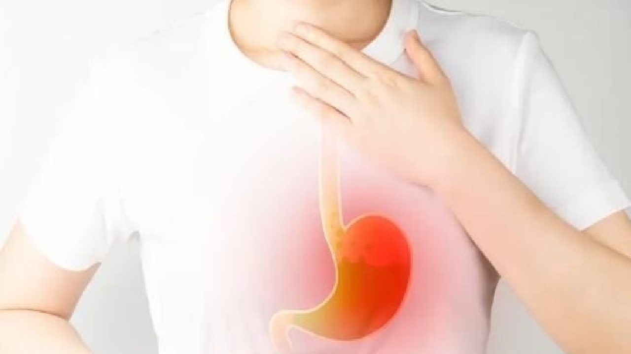 رفلاکس حنجره‌ای؛ علت پنهان گرفتگی صدا و سرفه‌های مزمن