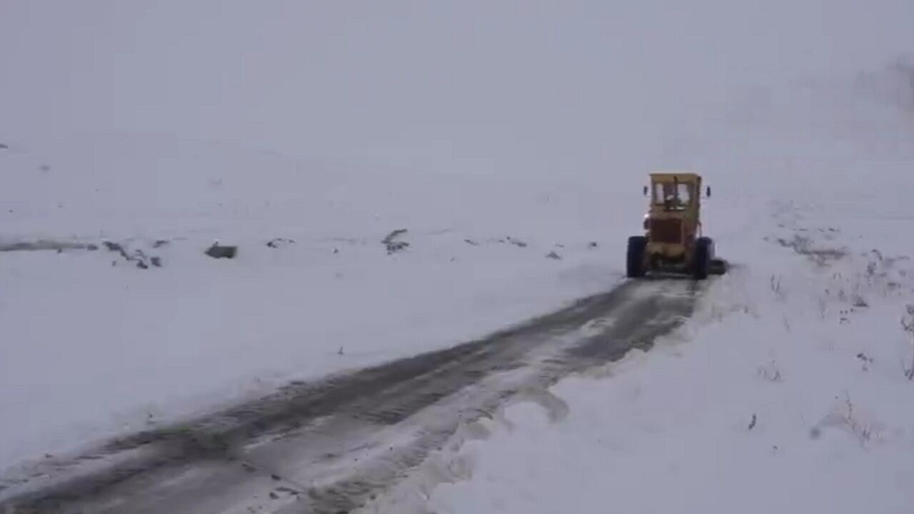بارش برف و کولاک در اغلب محورهای کردستان/تردد در گردنه ژالانه ممنوع است