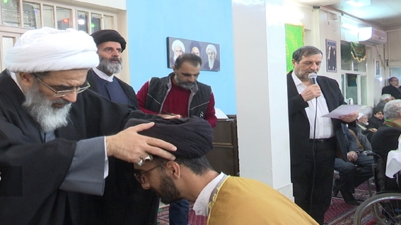 عمامه گذاری جمعی از طلاب جوان قم در روز عید مبعث