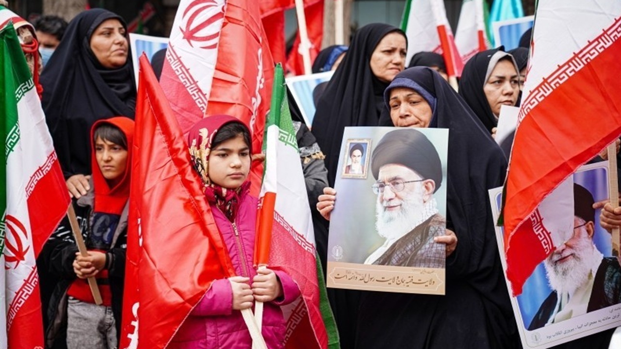 حضور باشکوه مردم نجف آباد در راهپیمایی و تشییع جنازه شهدای امنیت + عکس