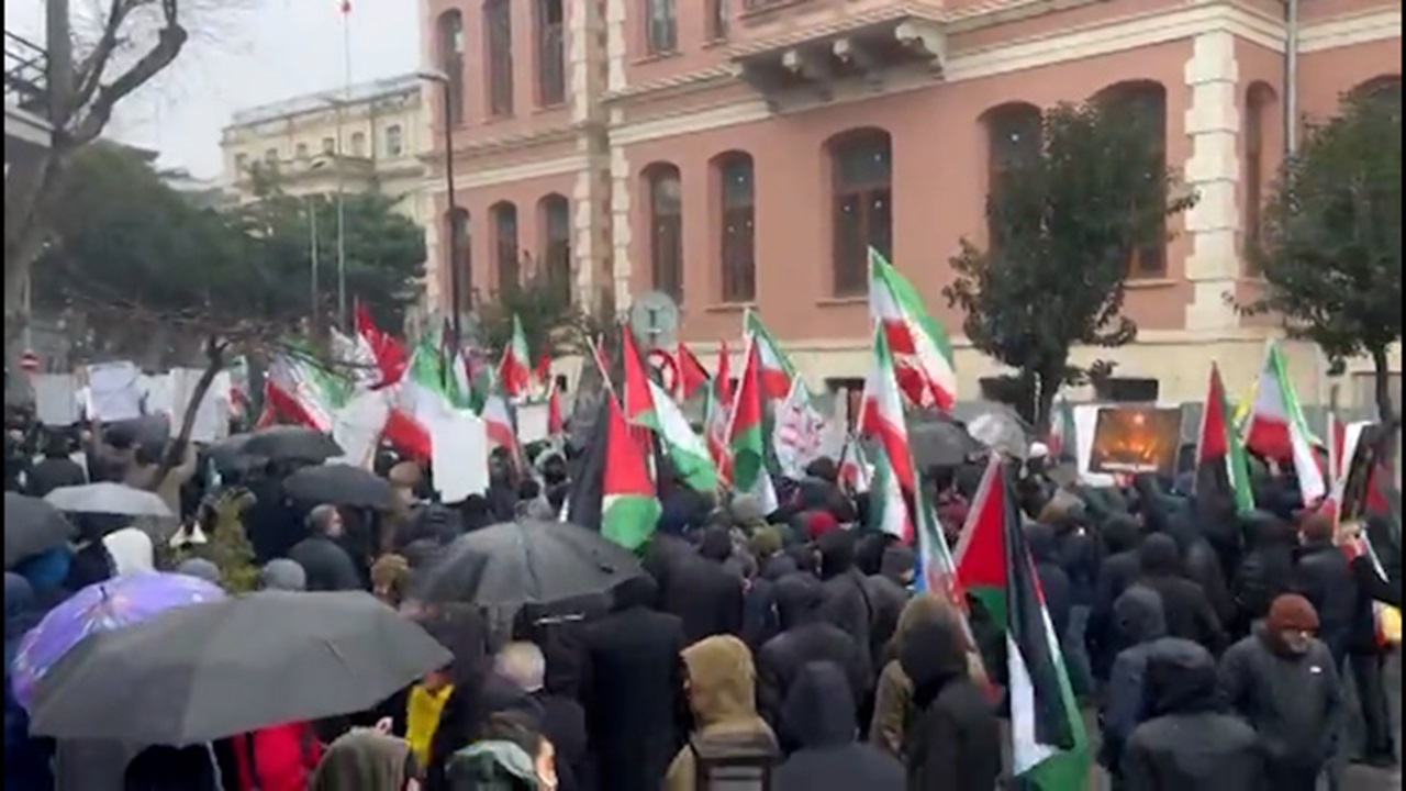 حمایت مردم ترکیه از ایران با تجمع مقابل کنسولگری‌ + فیلم