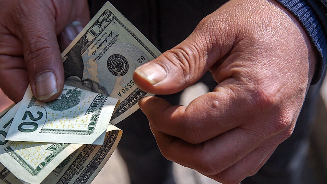 افزایش بازگشت ارز با تقویت انگیزه صادرکنندگان به جهت اجرای سیاست جدید ارزی