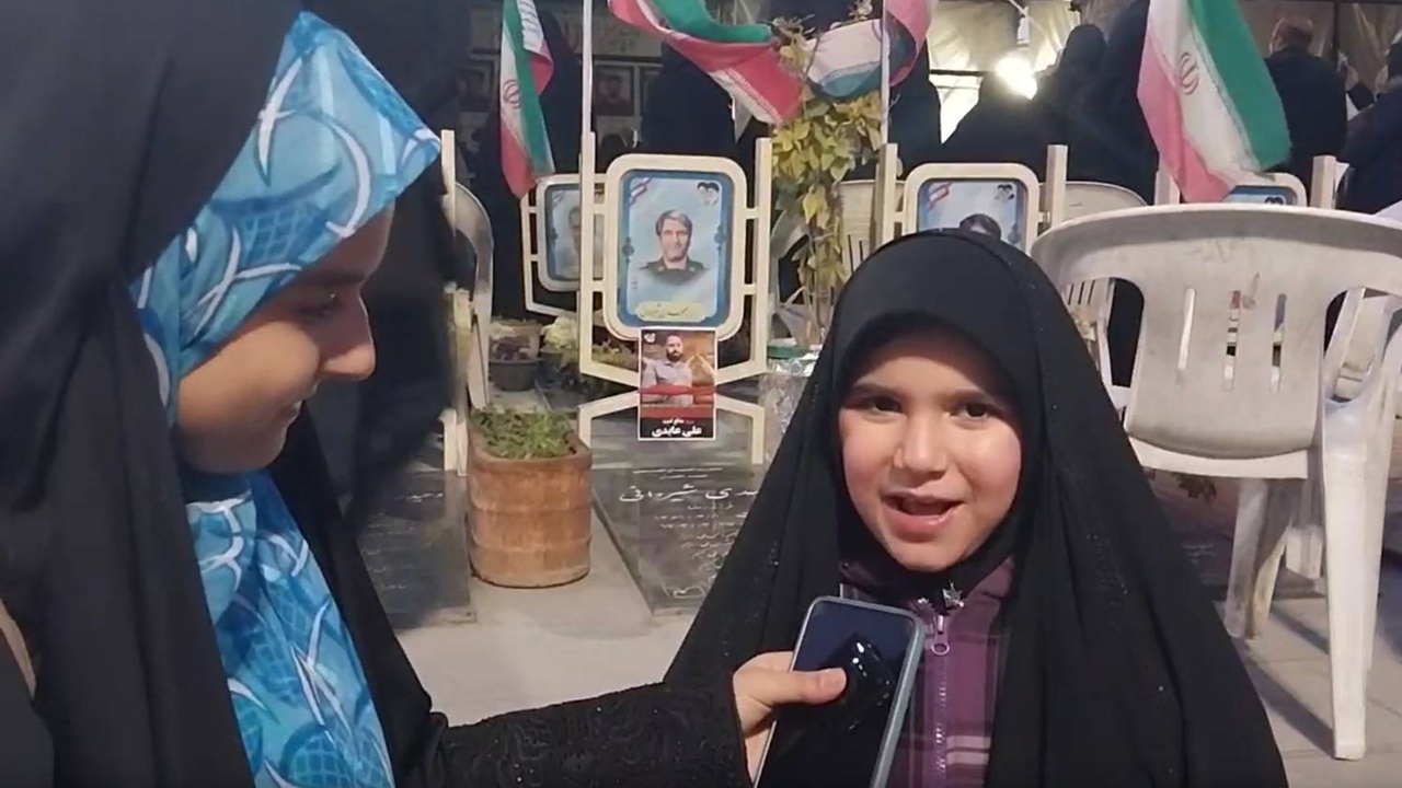 فیلمی از ادای احترام دانش آموزان دهه نودی به مقام شامخ شهدا