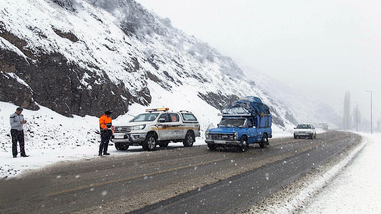 بارش برف و باران در جاده‌های ۱۶ استان کشور