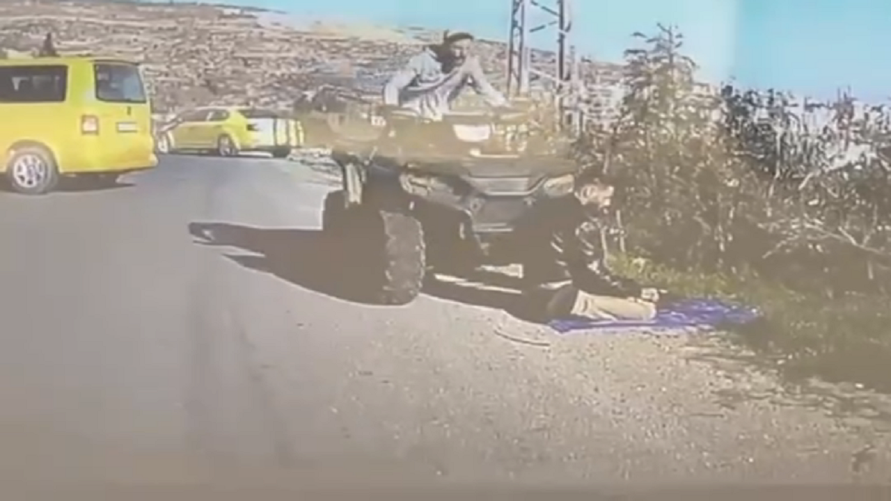 زیر گرفتن عمدی نمازگزار فلسطینی توسط یک اسرائیلی مسلح + فیلم