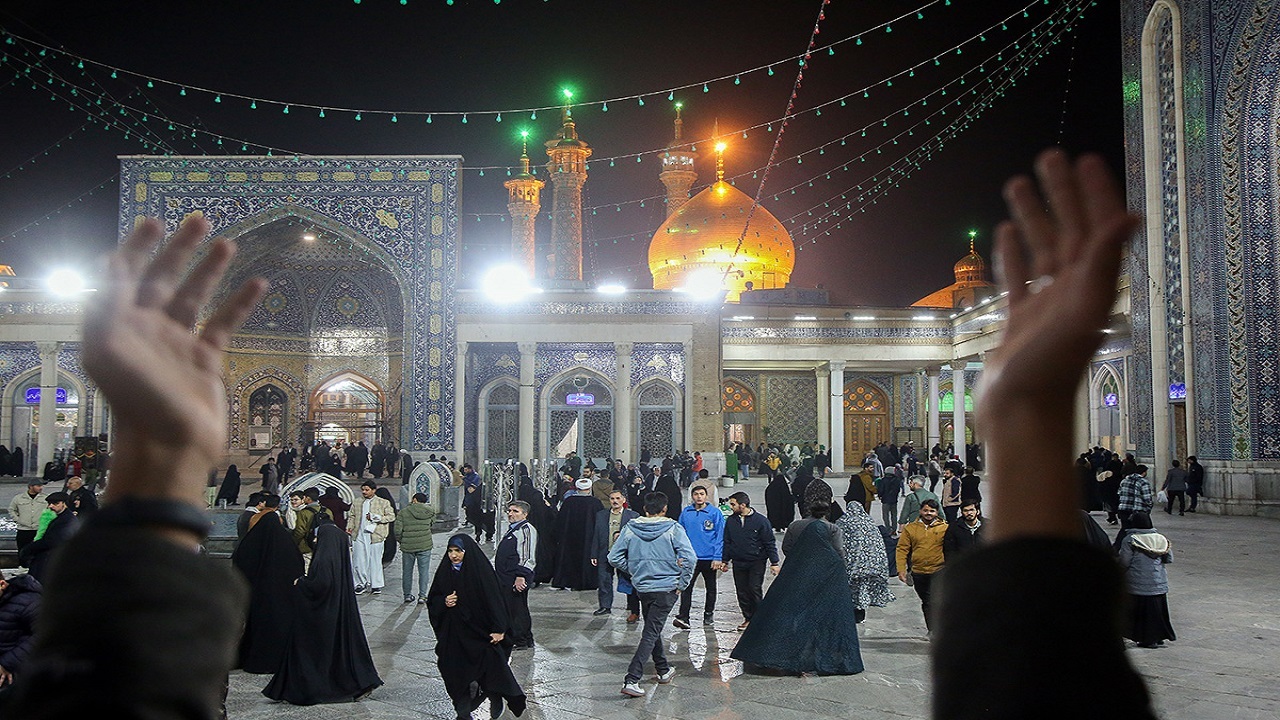 دست‌های رو به آسمان زائران حرم بانوی کرامت در شب آرزوها
