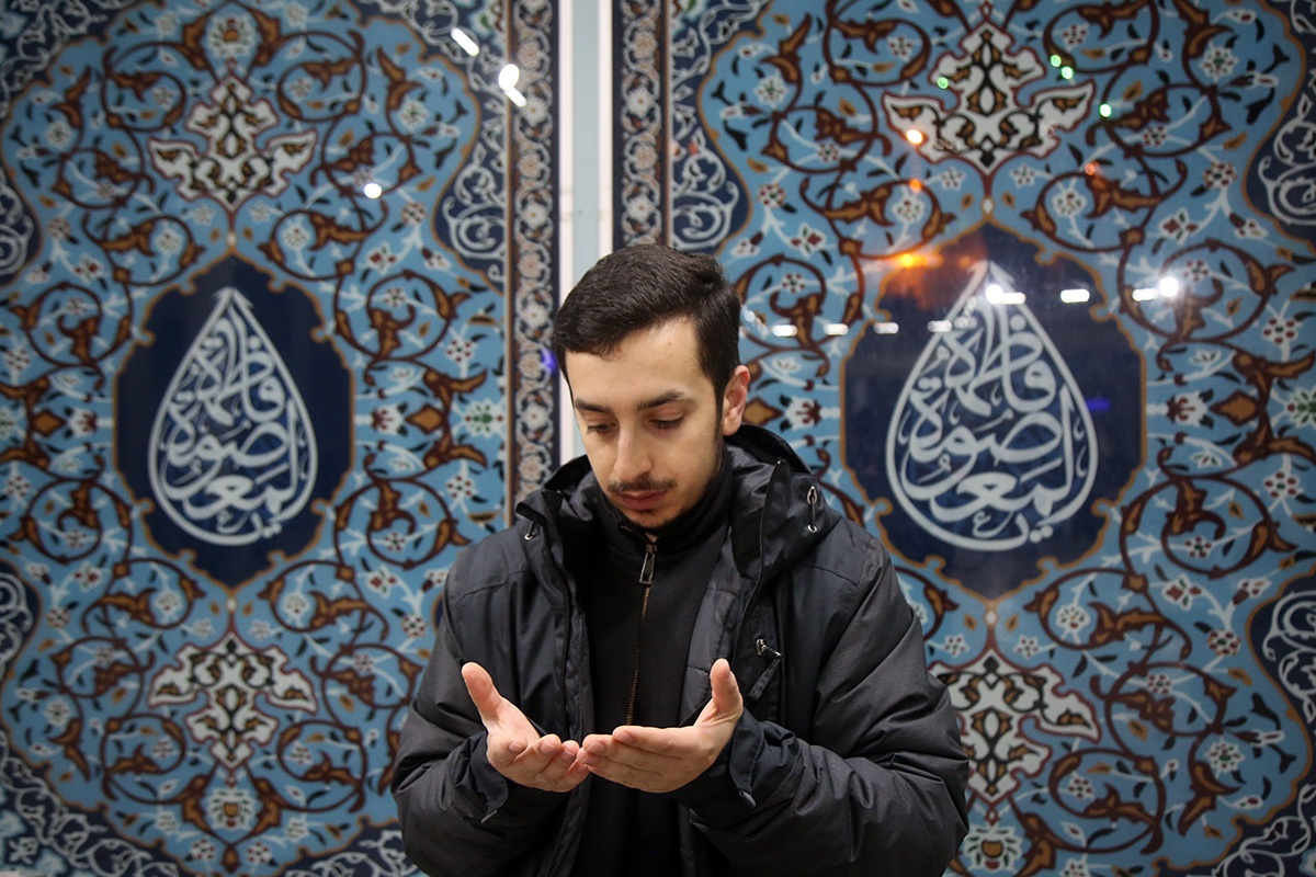 دست&zwnj;های رو به آسمان زائران حرم بانوی کرامت در شب آرزوها
