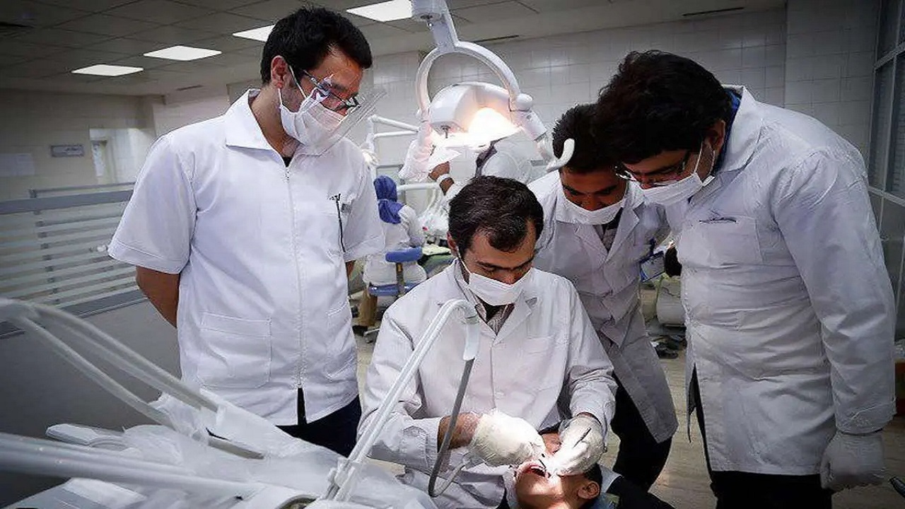 وزیر بهداشت در نامه‌ای به پزشکیان خواستار کاهش ظرفیت پزشکی شد
