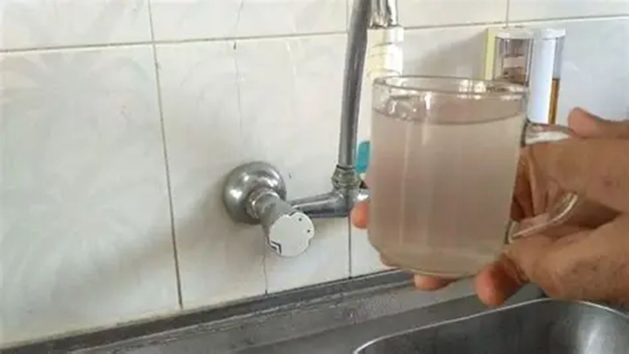 آلودگی آب شرب اهالی محله پردیس اهواز را به دردسر انداخت + فیلم