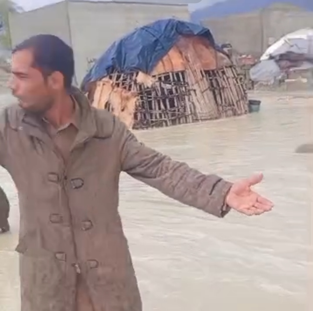 زیر آب رفتن منازل مسکونی شهروندان در روستای شمع تل شهرستان جاسک + فیلم